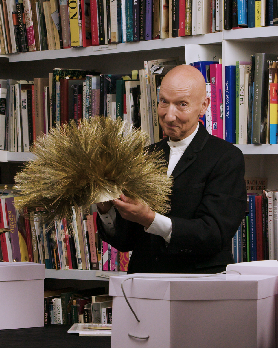 Stephen Jones Millinery con una nuova creazione spring-summer 2025 (courtesy Stephen Jones Millinery)