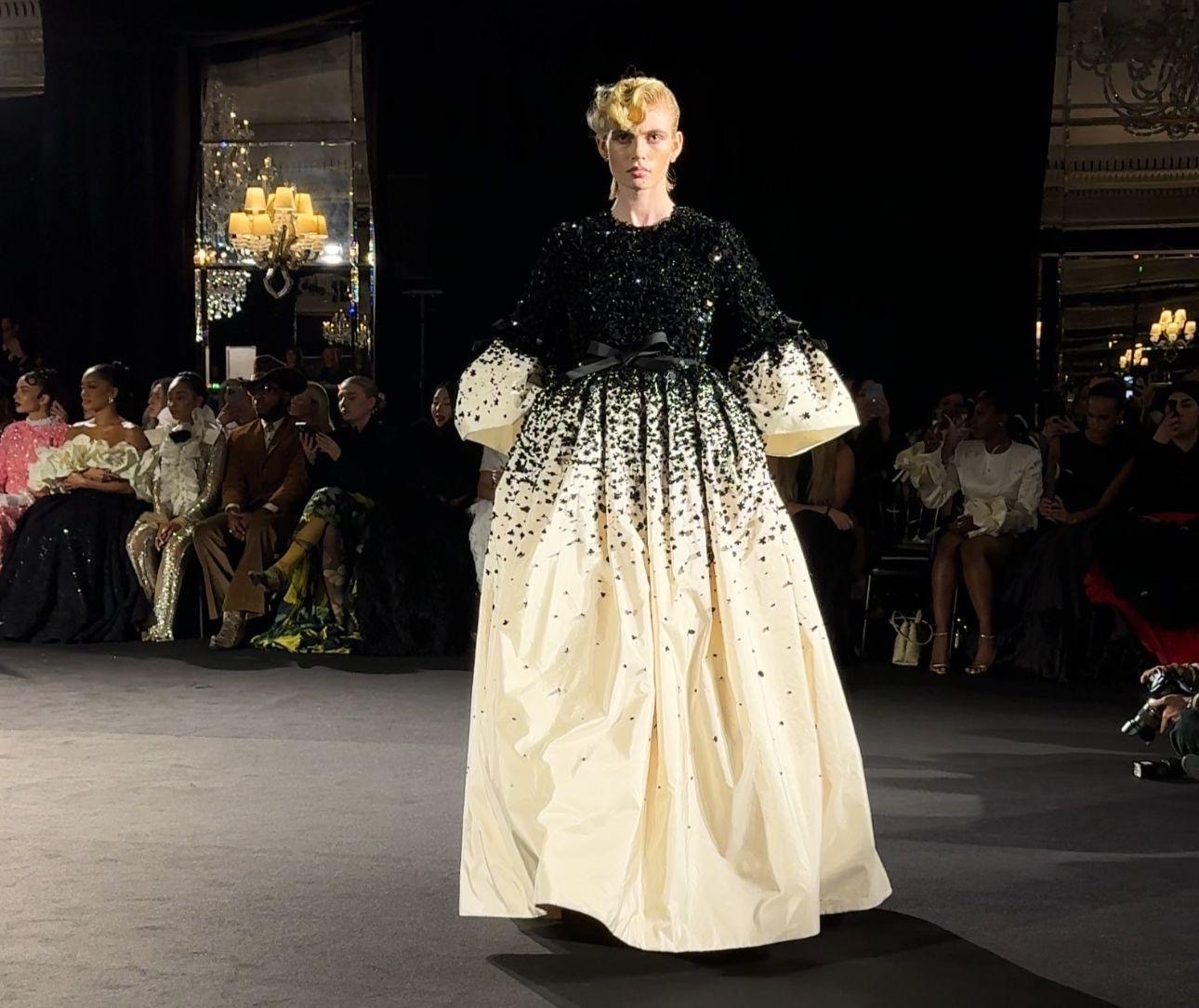 Un look Richard Quinn spring-summer 2025 (ph Tommaso Palazzi)