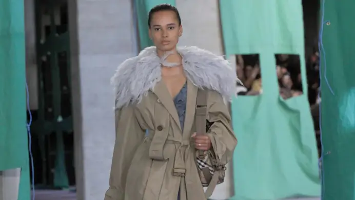 Un look Burberry s-s 2025 (ph Francesc Ten)