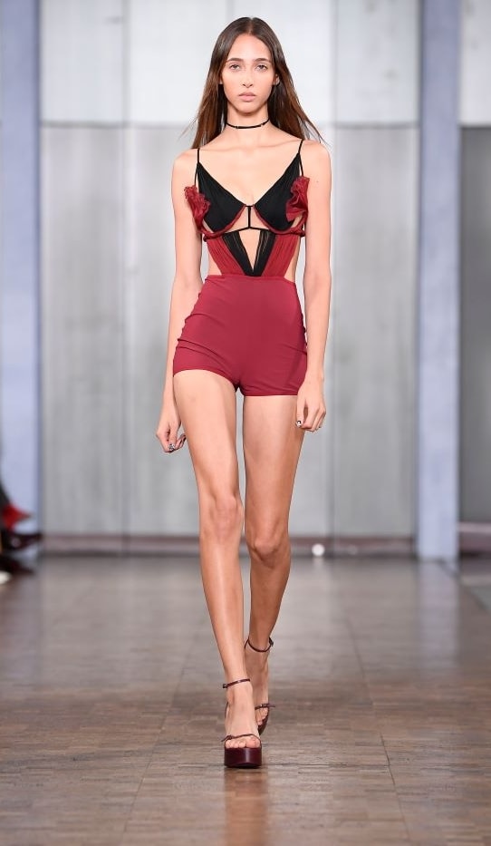 Ue look Nensi Dojaka spring-summer 2025 (ph Francesc Ten/MFF)