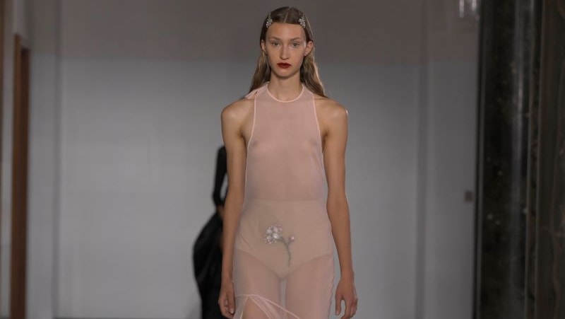 Un look Simone Rocha s-s 2025 (ph Francesc Ten)