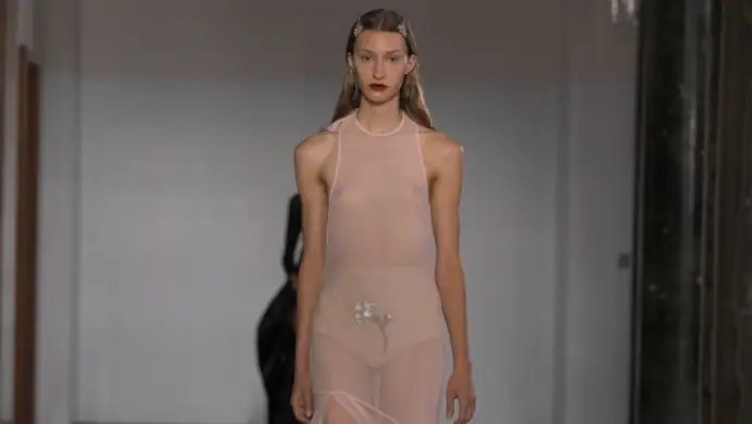 Un look Simone Rocha s-s 2025 (ph Francesc Ten)