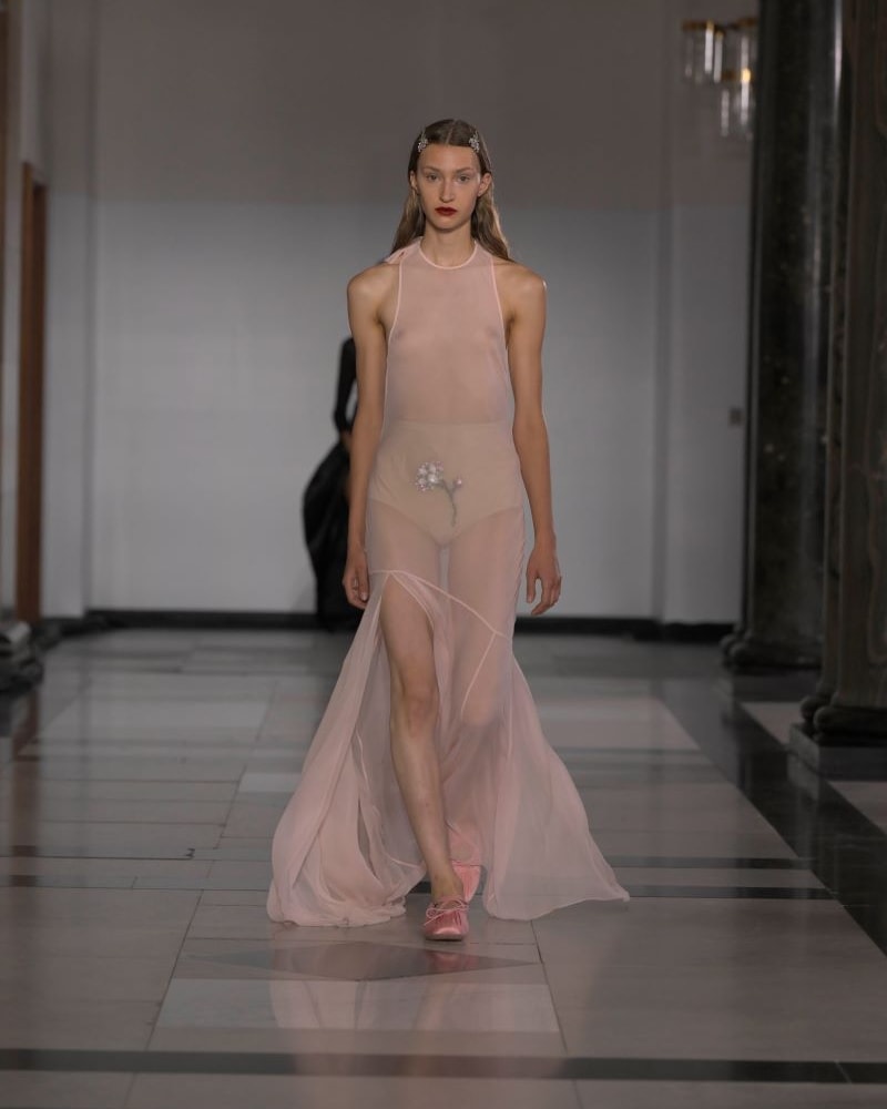 SIMONE ROCHA, LA RIVOLUZIONE DEI GAROFANI