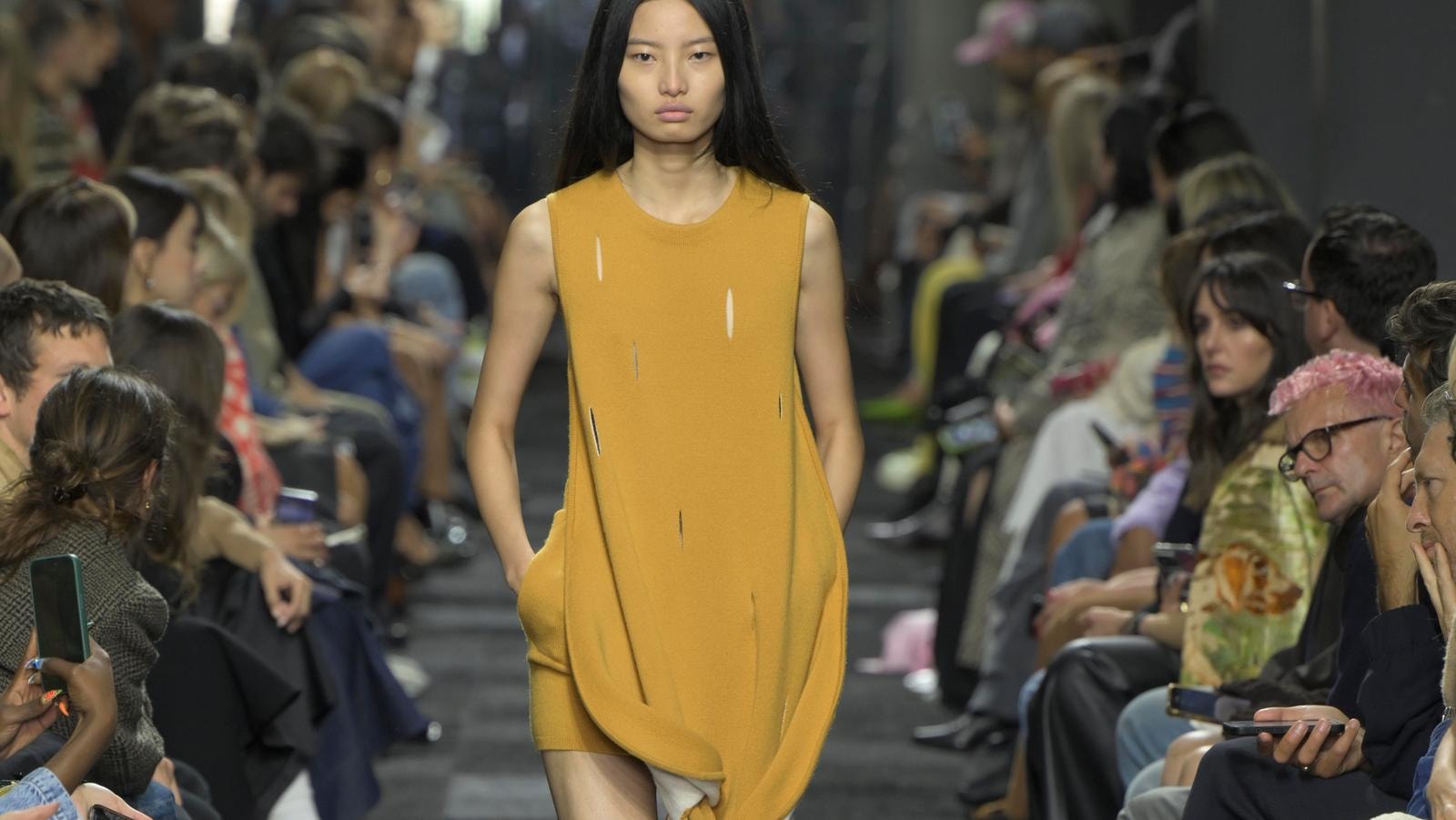 Un look JW Anderson s-s 2025 (ph Francesc Ten)