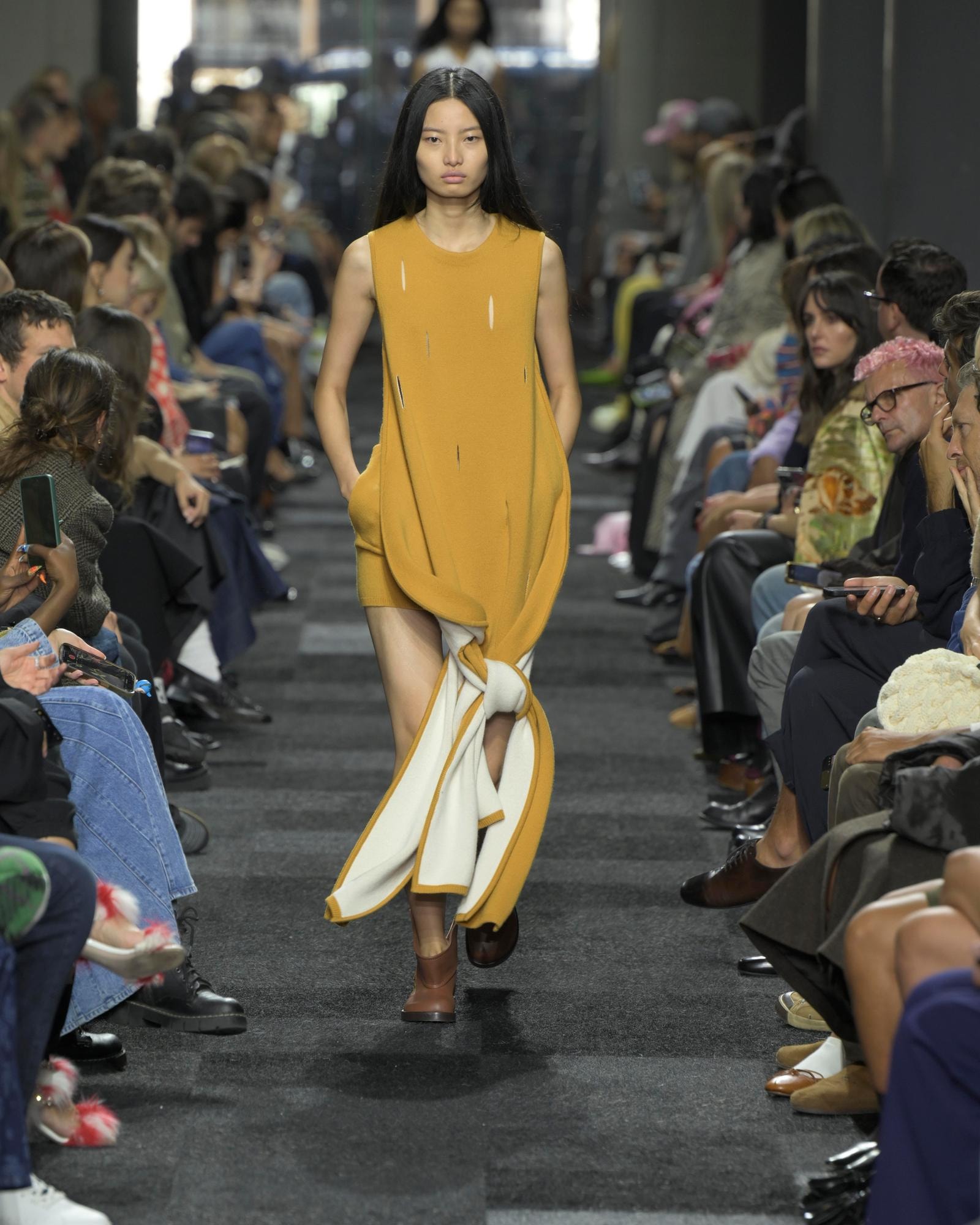 Un look JW Anderson s-s 2025 (ph Francesc Ten)