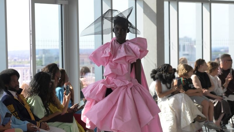 Un look Roksanda s-s 2025 (ph Francesc Ten)