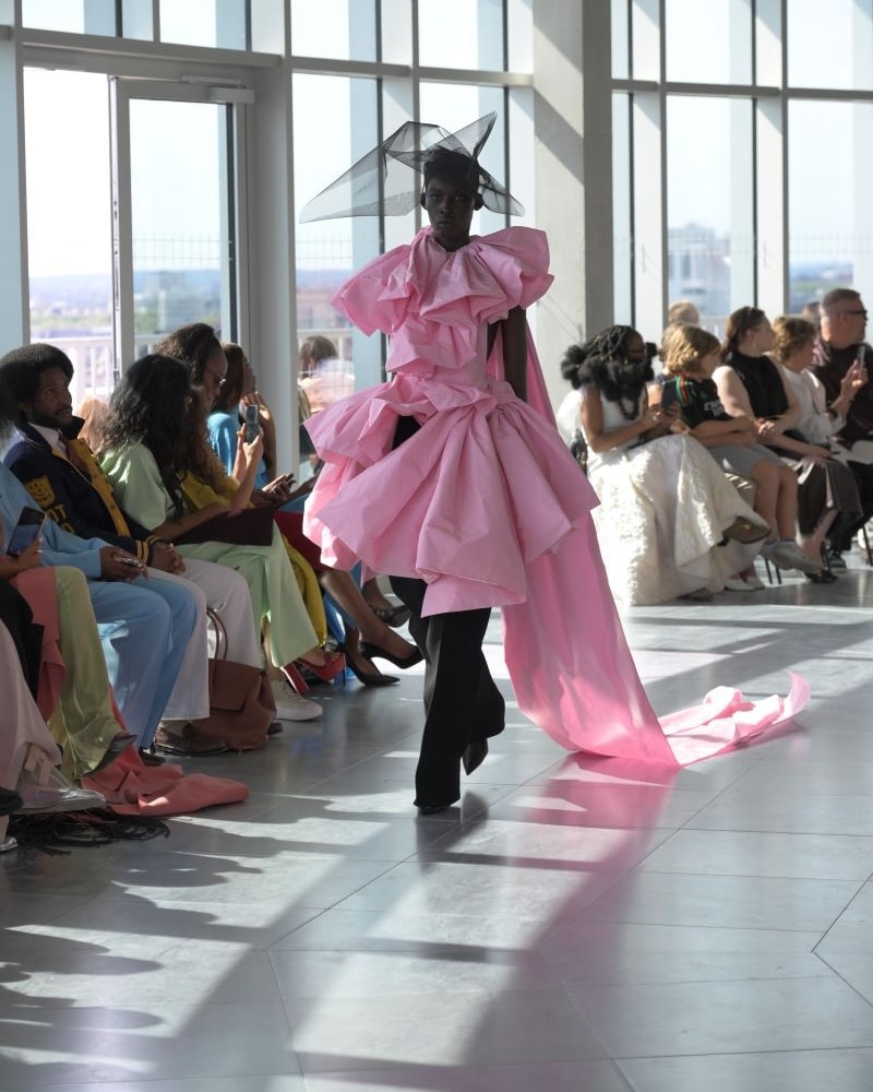 Un look Roksanda s-s 2025 (ph Francesc Ten)