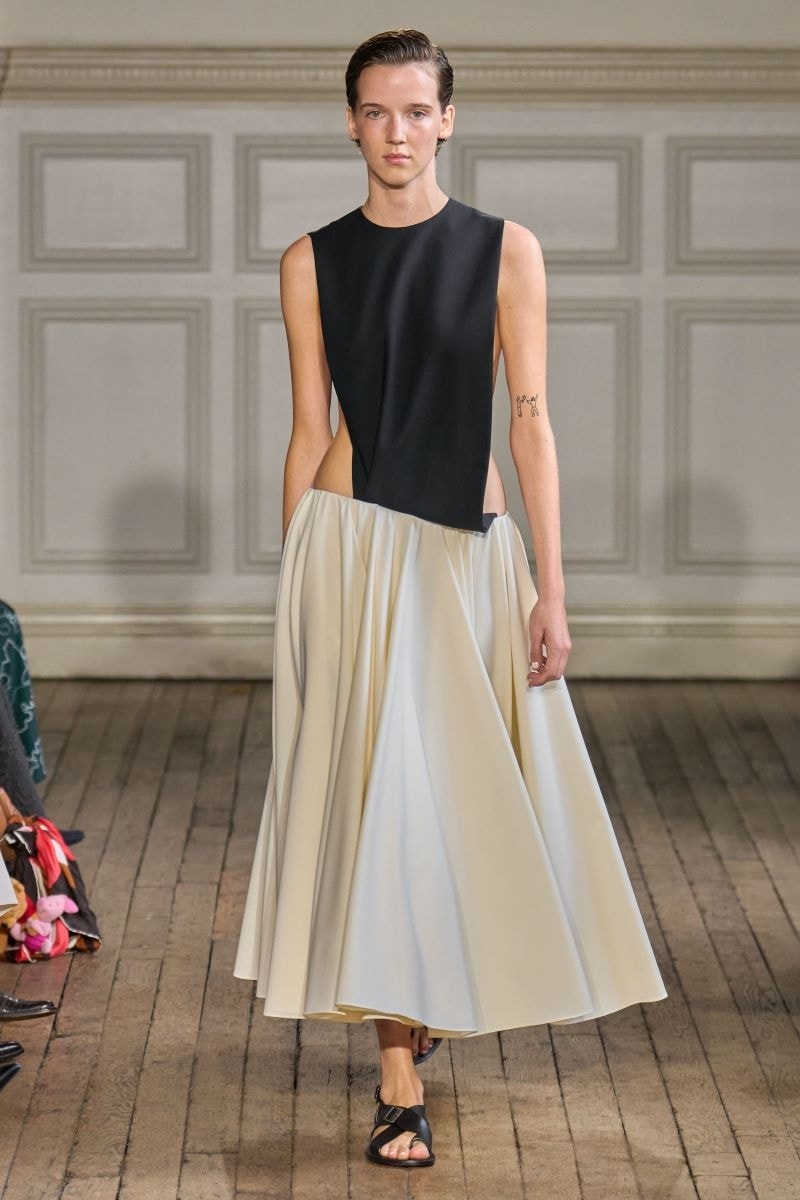 Un look Emilia Wickstead spring-summer 2025 (courtesy Emilia Wickstead)