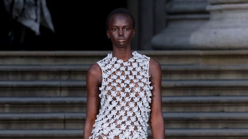 Un look Erdem s-s 2025 (ph Francesc Ten)