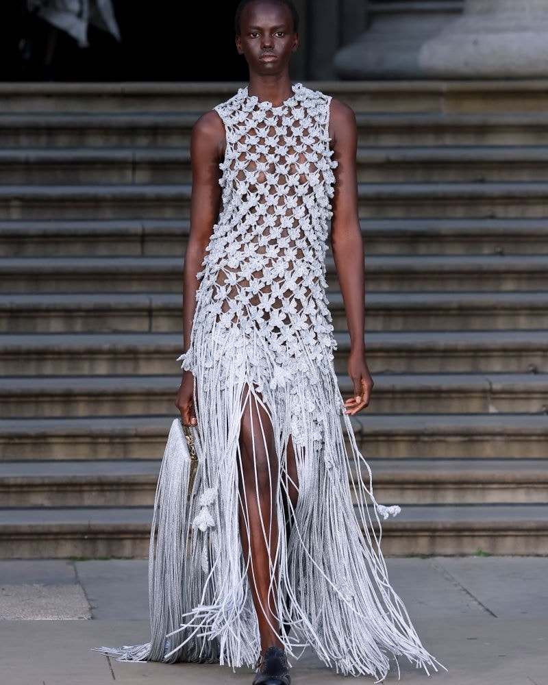 Un look Erdem s-s 2025 (ph Francesc Ten)