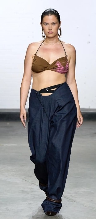 Un look Karoline Vitto spring-summer 2025 (courtesy Karoline Vitto)