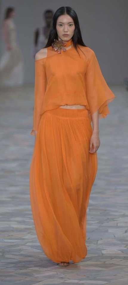 Un look Alberta Ferretti spring-summer 2025 (ph Francesc Ten/MFF)