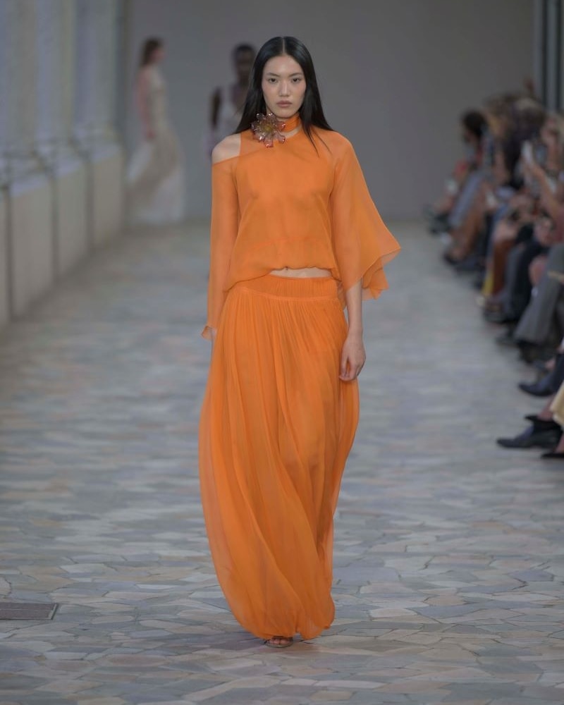 Un look Alberta Ferretti spring-summer 2025 (ph Francesc Ten/MFF)