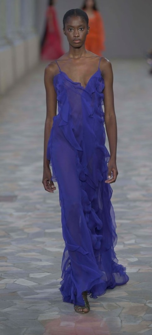 Un look Alberta Ferretti spring-summer 2025 (ph Francesc Ten/MFF)