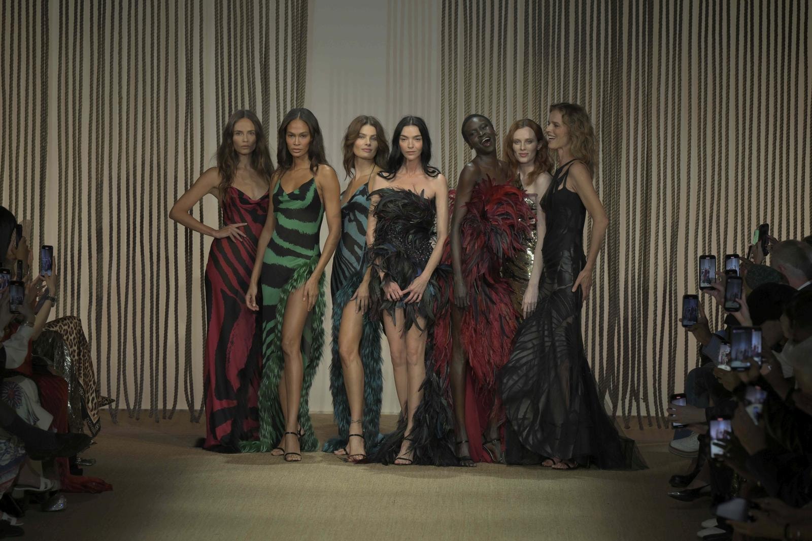 Il finale della sfilata Roberto Cavalli spring-summer 2025 (ph. Francesc Ten/MFF)