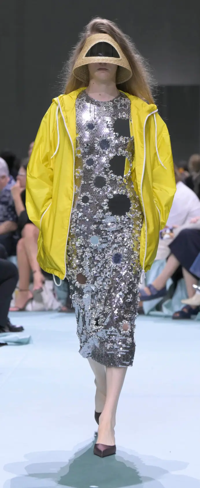 Un look Prada spring-summer 2025 (ph Francesc Ten/MFF)