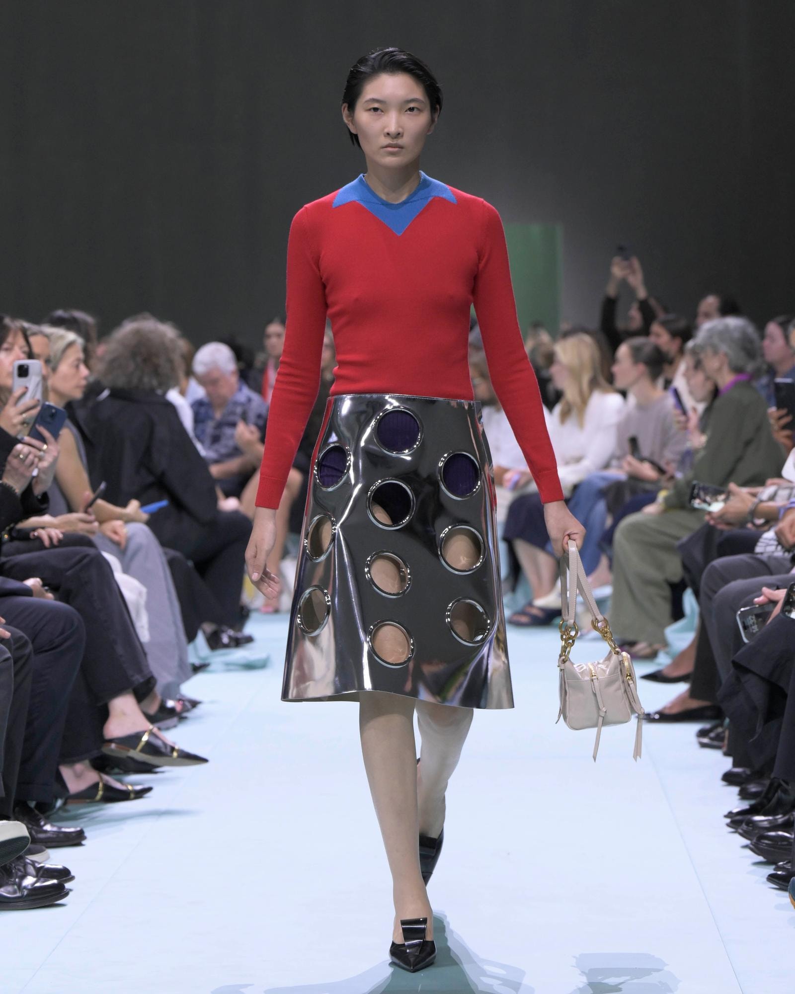 Un look Prada spring-summer 2025 (ph Francesc Ten/MFF)
