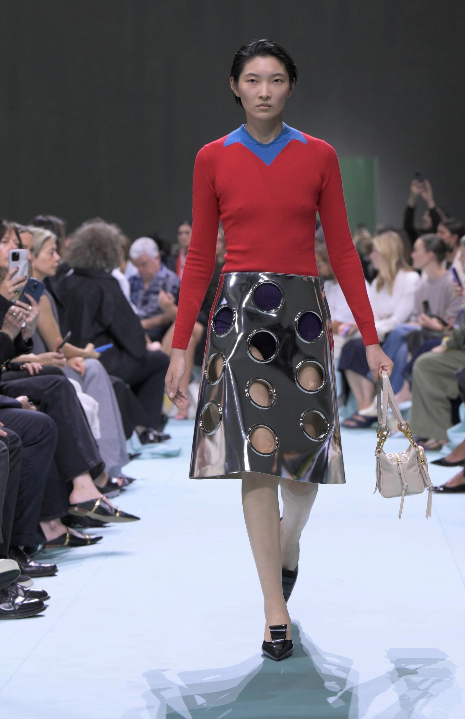 Un look Prada spring-summer 2025 (ph Francesc Ten/MFF)