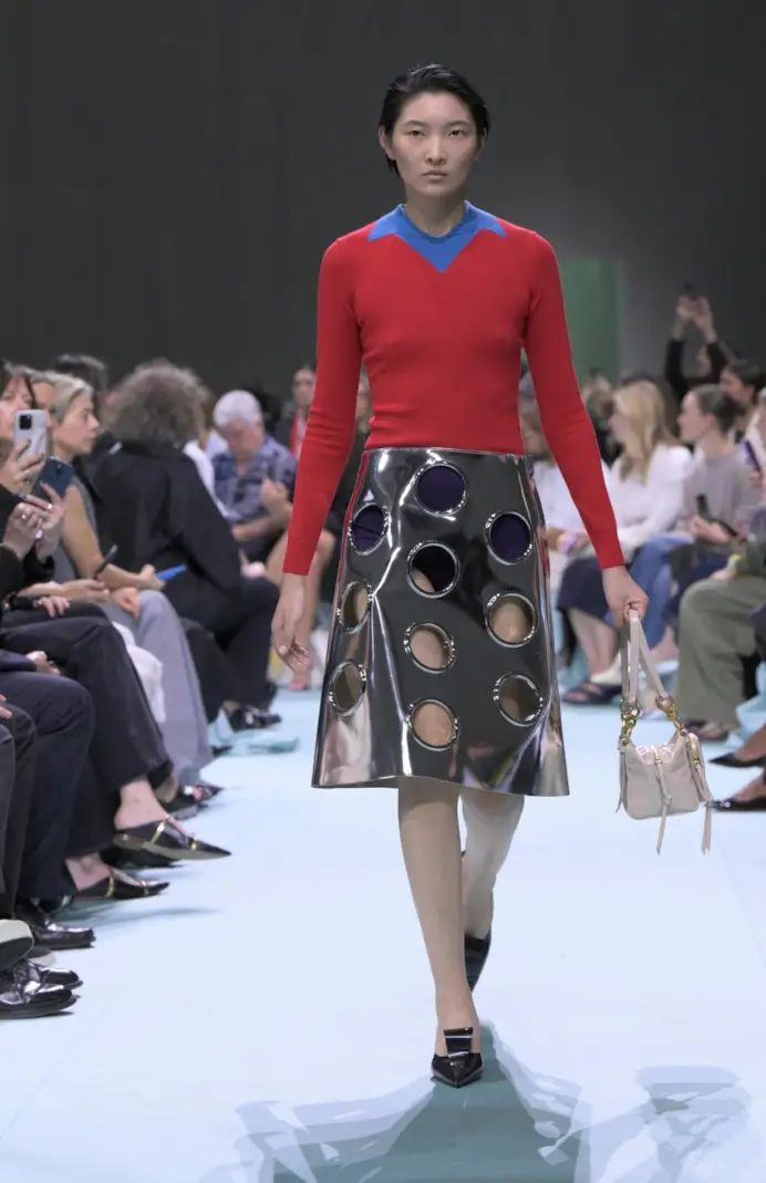 Un look Prada spring-summer 2025 (ph Francesc Ten/MFF)