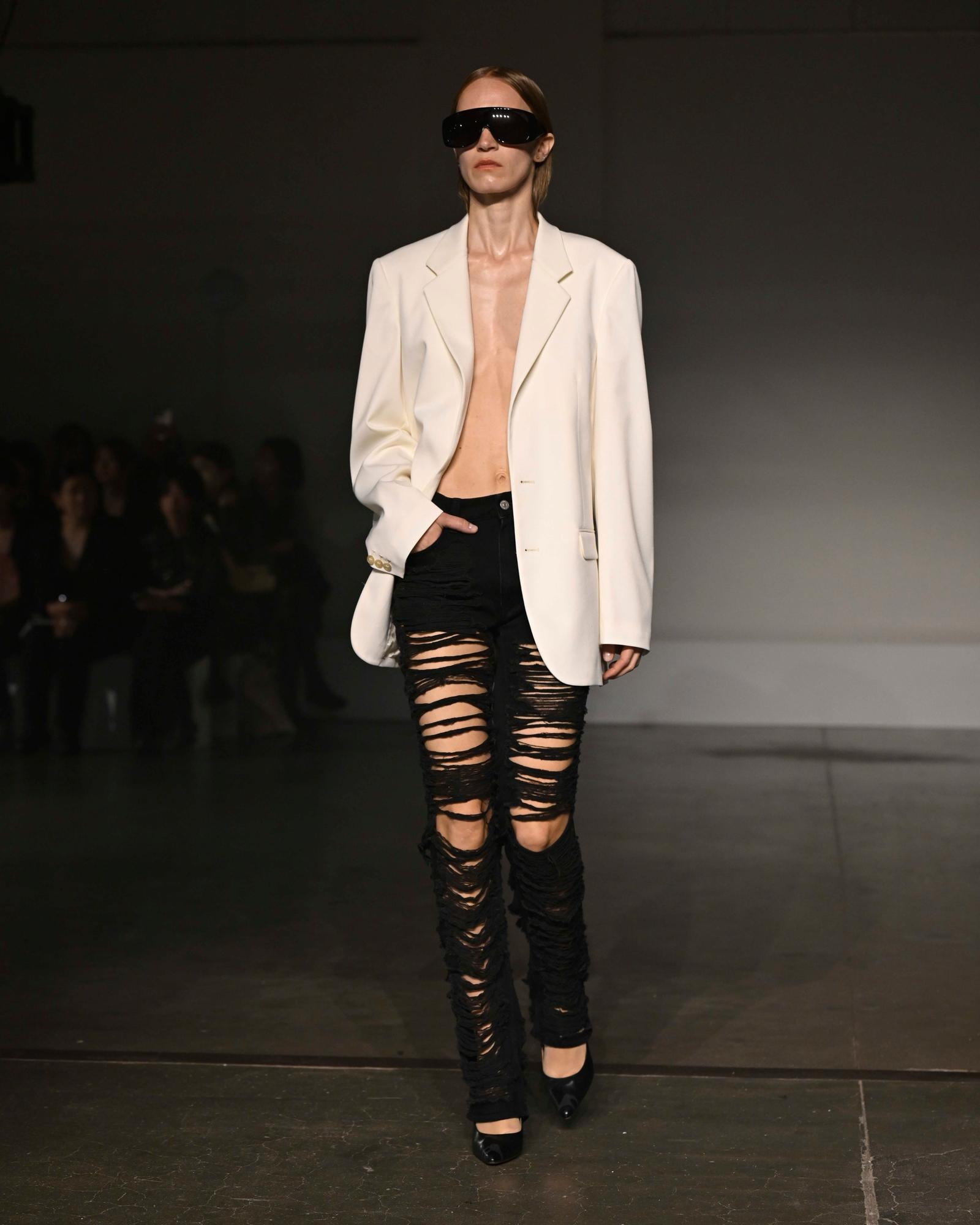 Un look MM6 spring-summer 2025 (ph. Francesc Ten/MFF)