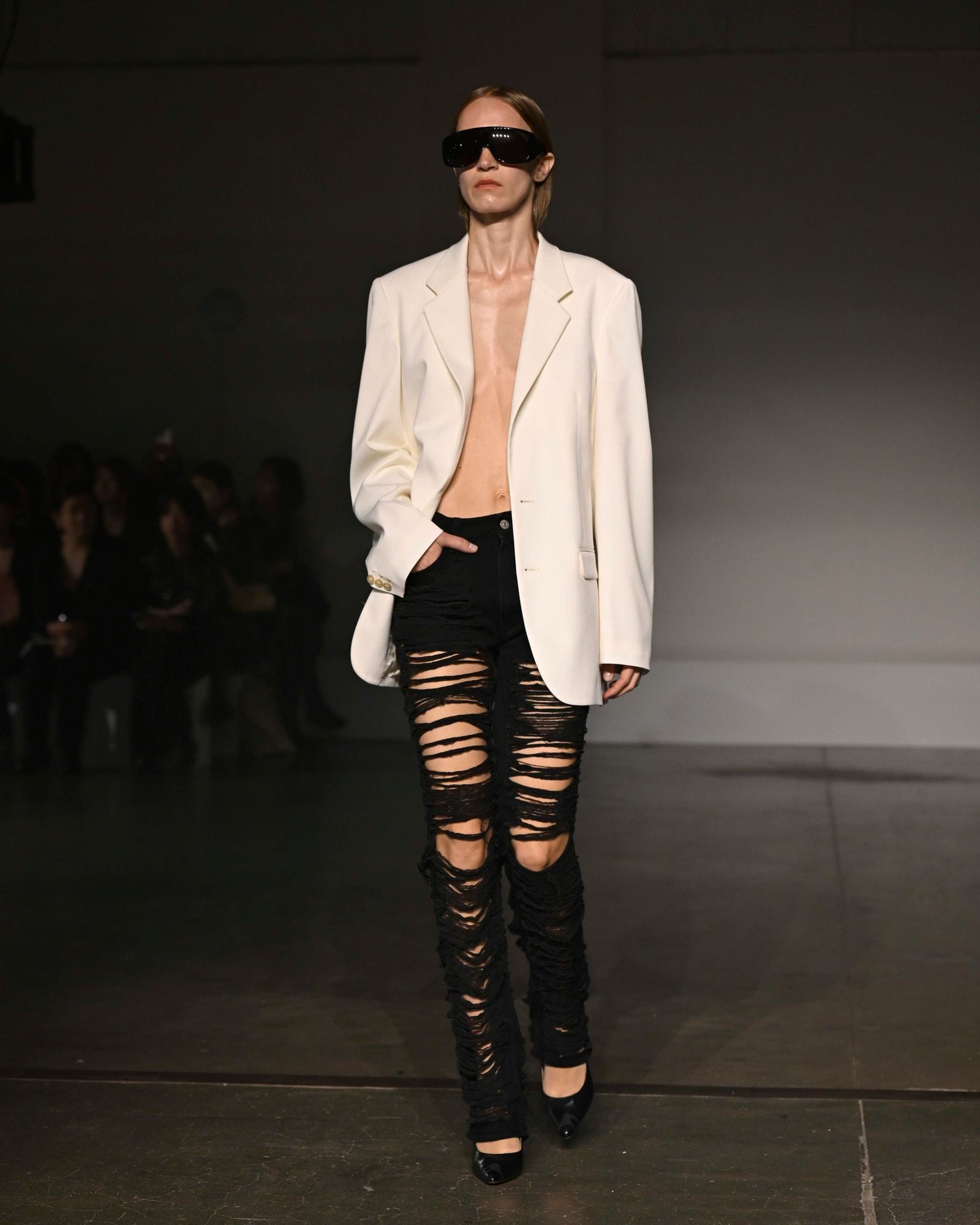 Un look MM6 spring-summer 2025 (ph. Francesc Ten/MFF)