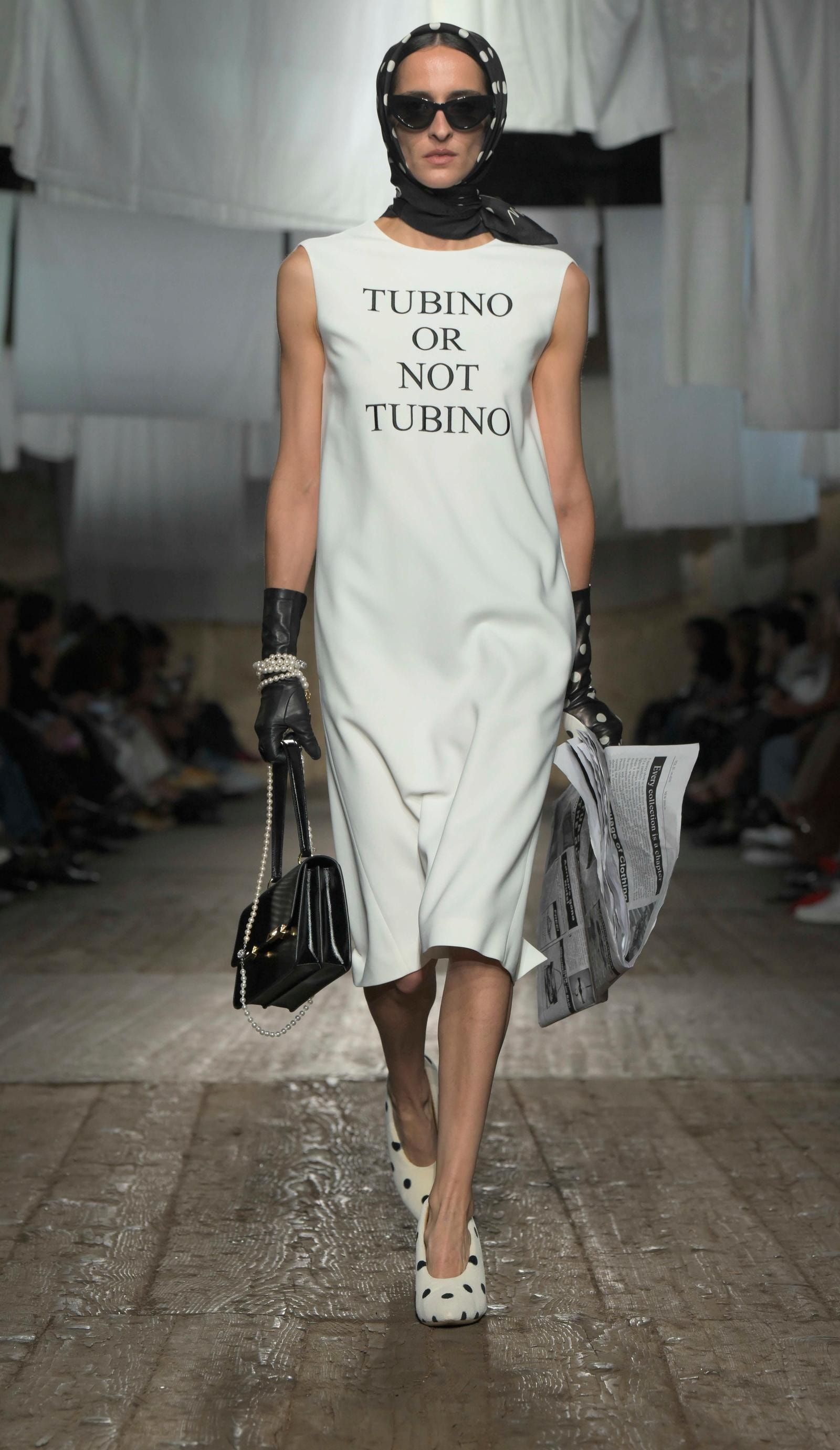 Un look Moschino spring-summer 2025 (ph. Francesc Ten/MFF)