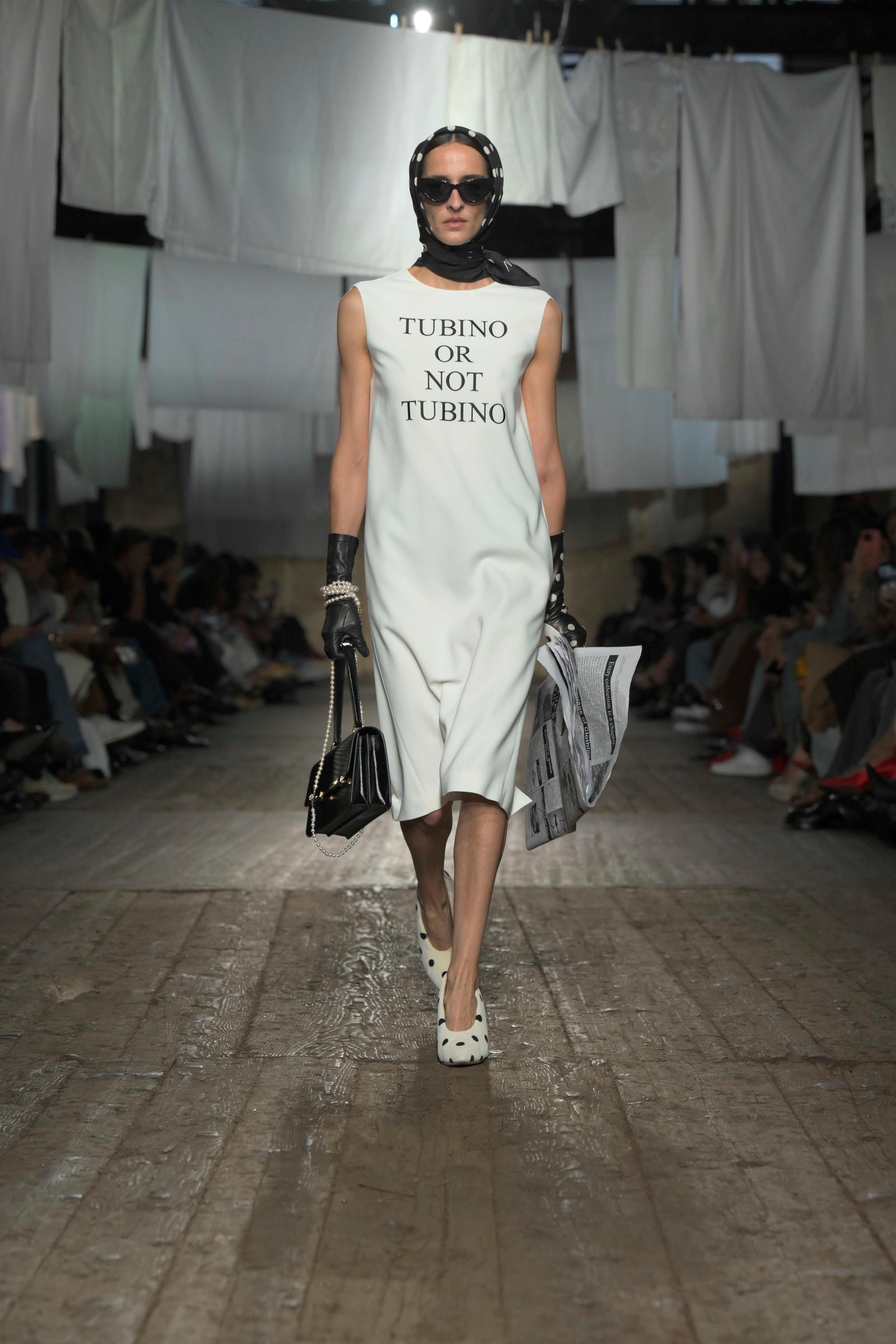 Un look Moschino spring-summer 2025 (ph. Francesc Ten/MFF)