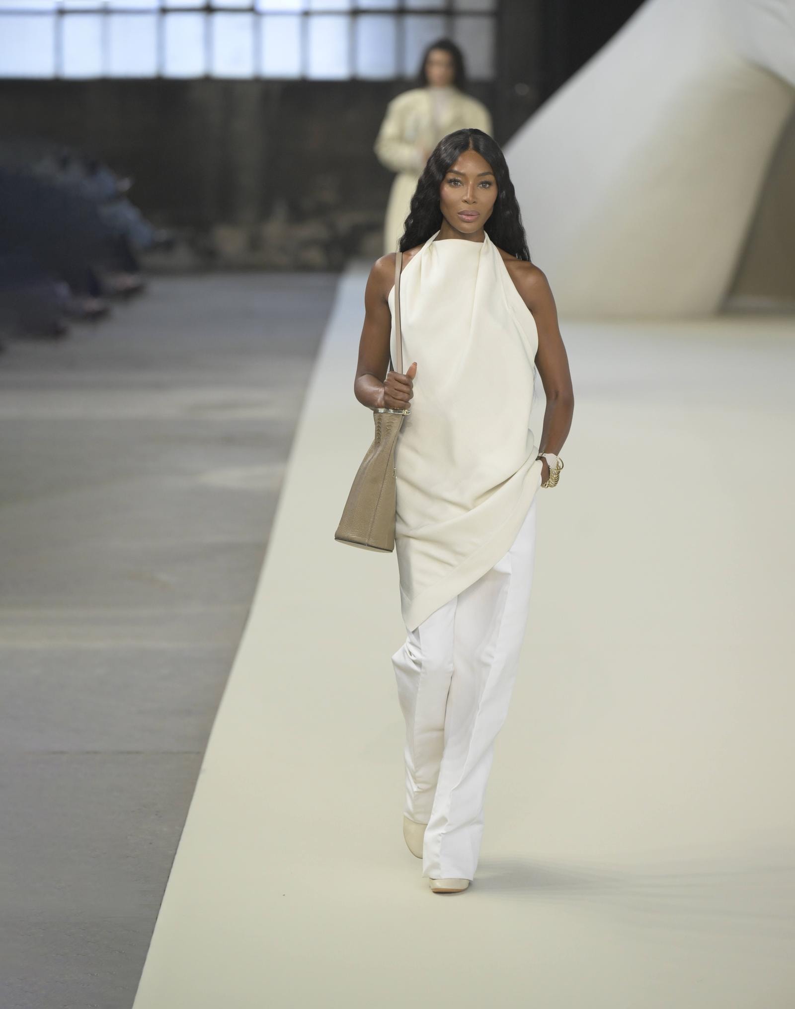 Naomi Campbell alla sfilata spring-summer 2025 di Tod's (ph. Francesc Ten/MFF)