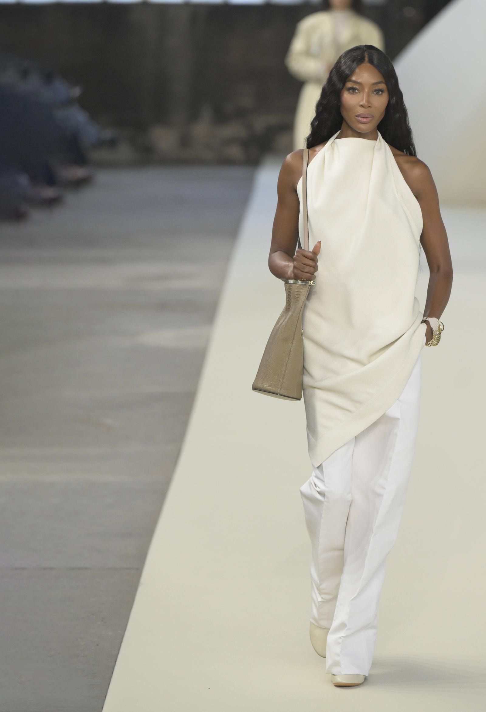 Naomi Campbell alla sfilata spring-summer 2025 di Tod's (ph. Francesc Ten/MFF)