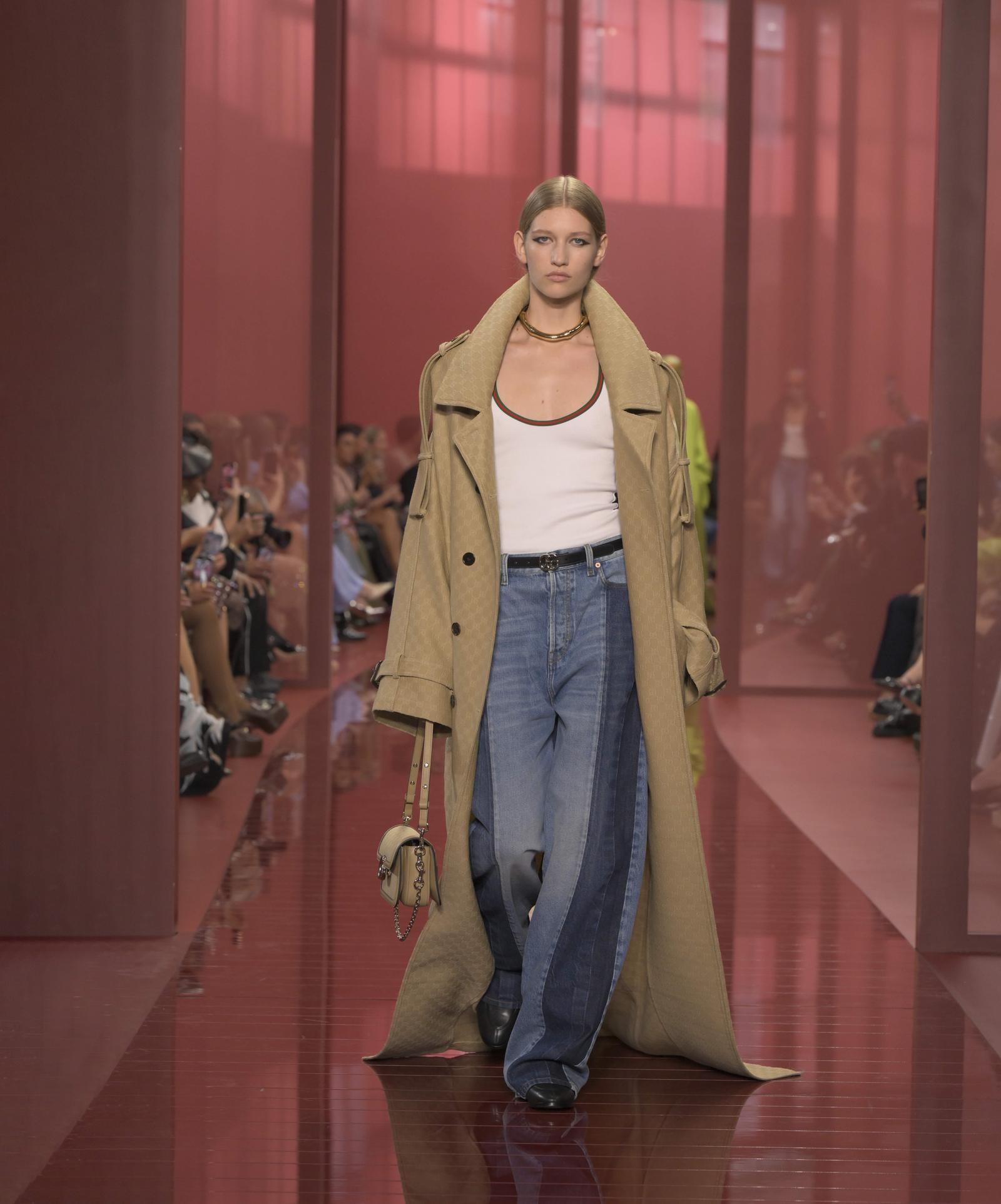 Un look Gucci spring-summer 2025 (ph Francesc Ten/MFF)