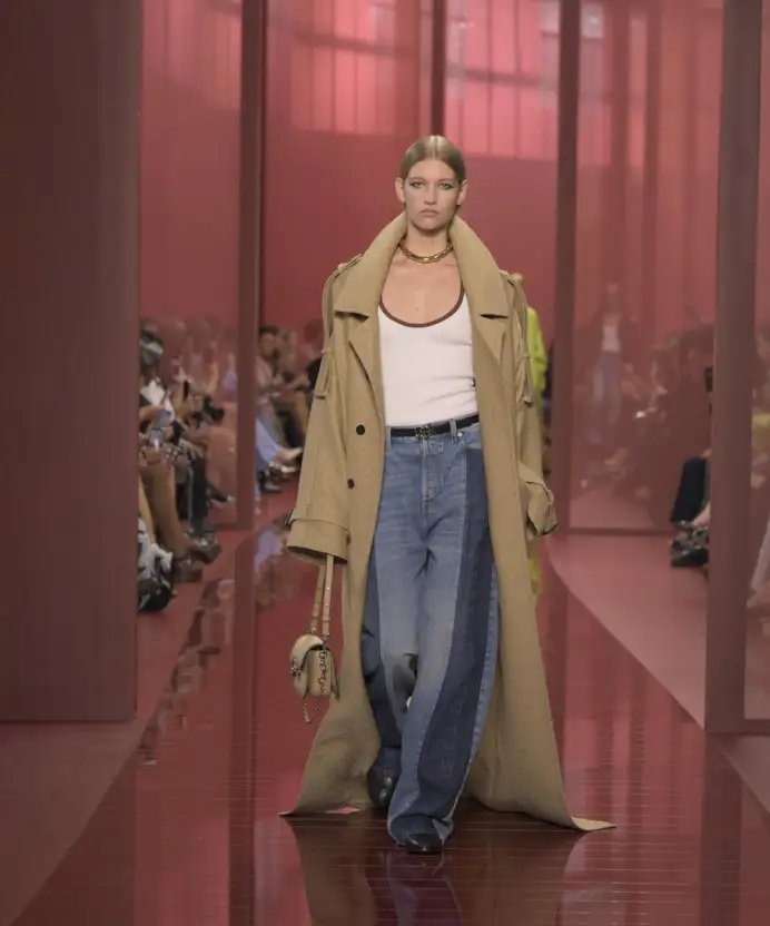 Un look Gucci spring-summer 2025 (ph Francesc Ten/MFF)