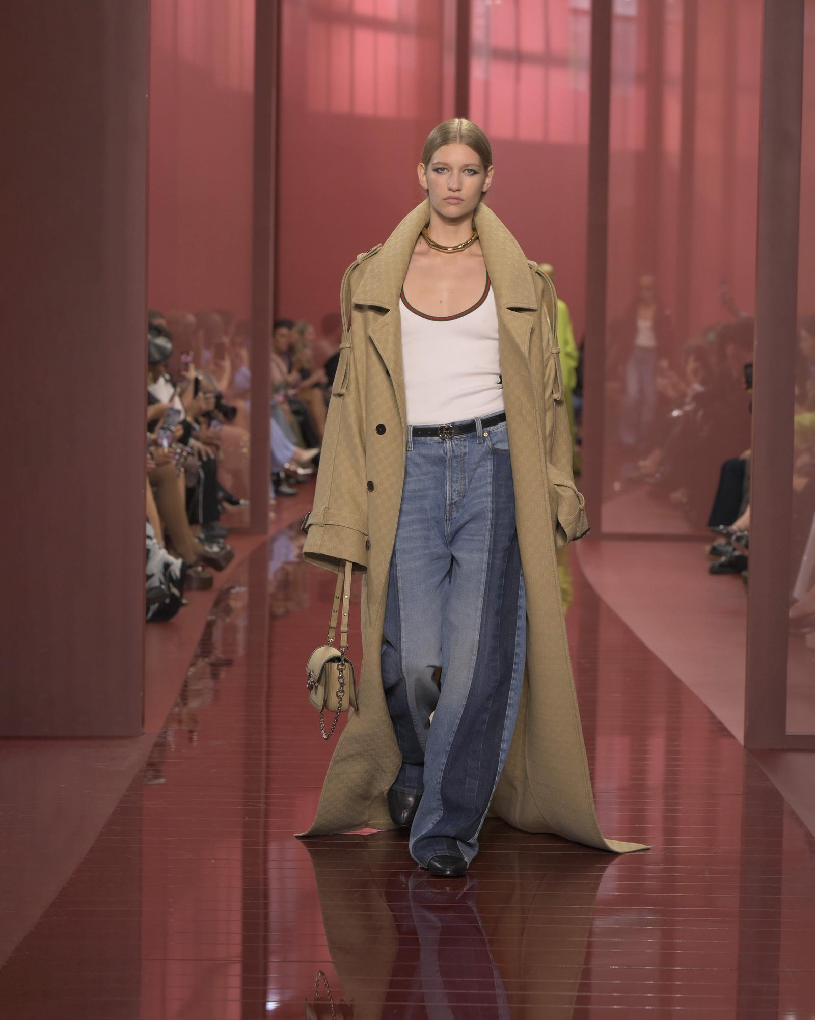 Un look Gucci spring-summer 2025 (ph Francesc Ten/MFF)