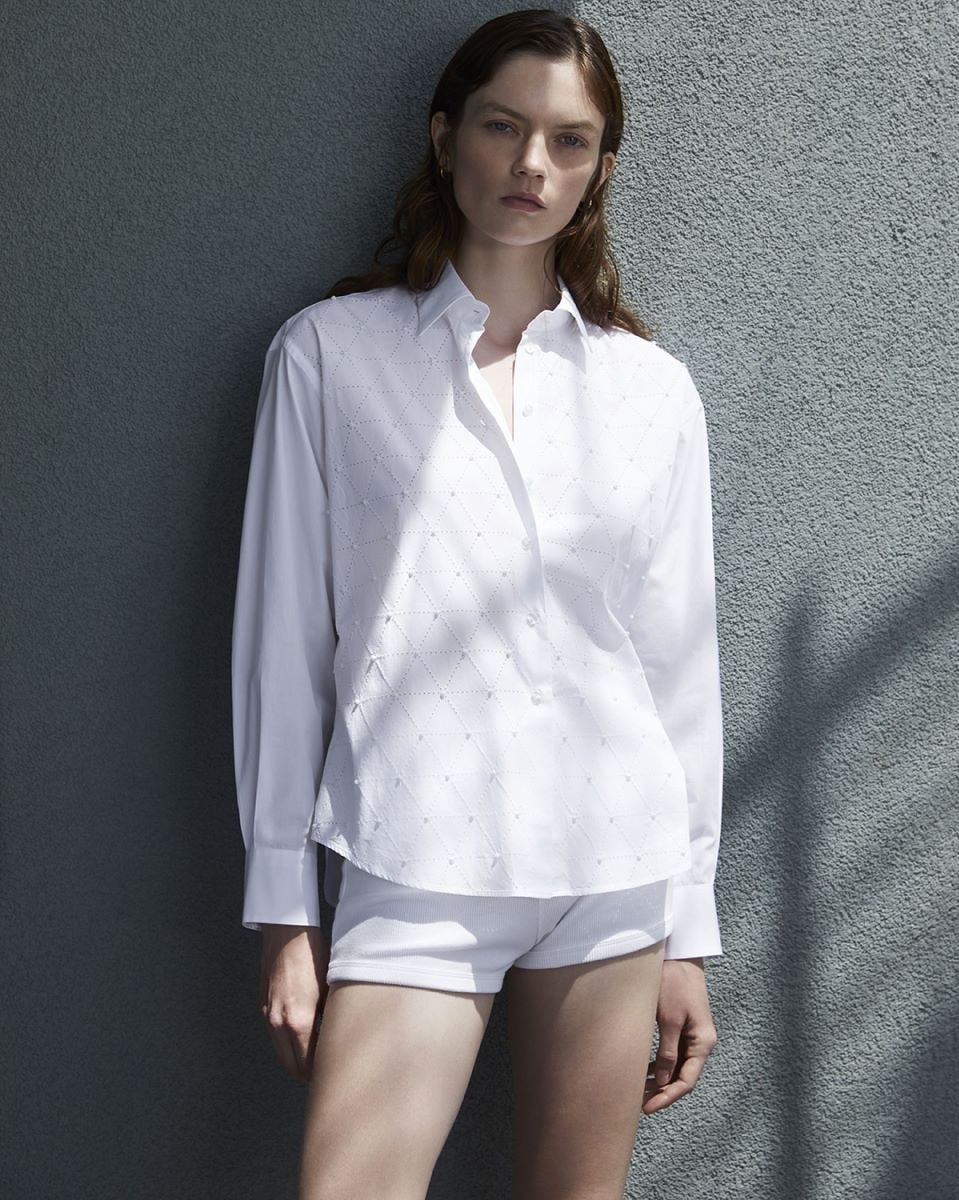 Xacus stima ricavi stabili e punta sul total-white  