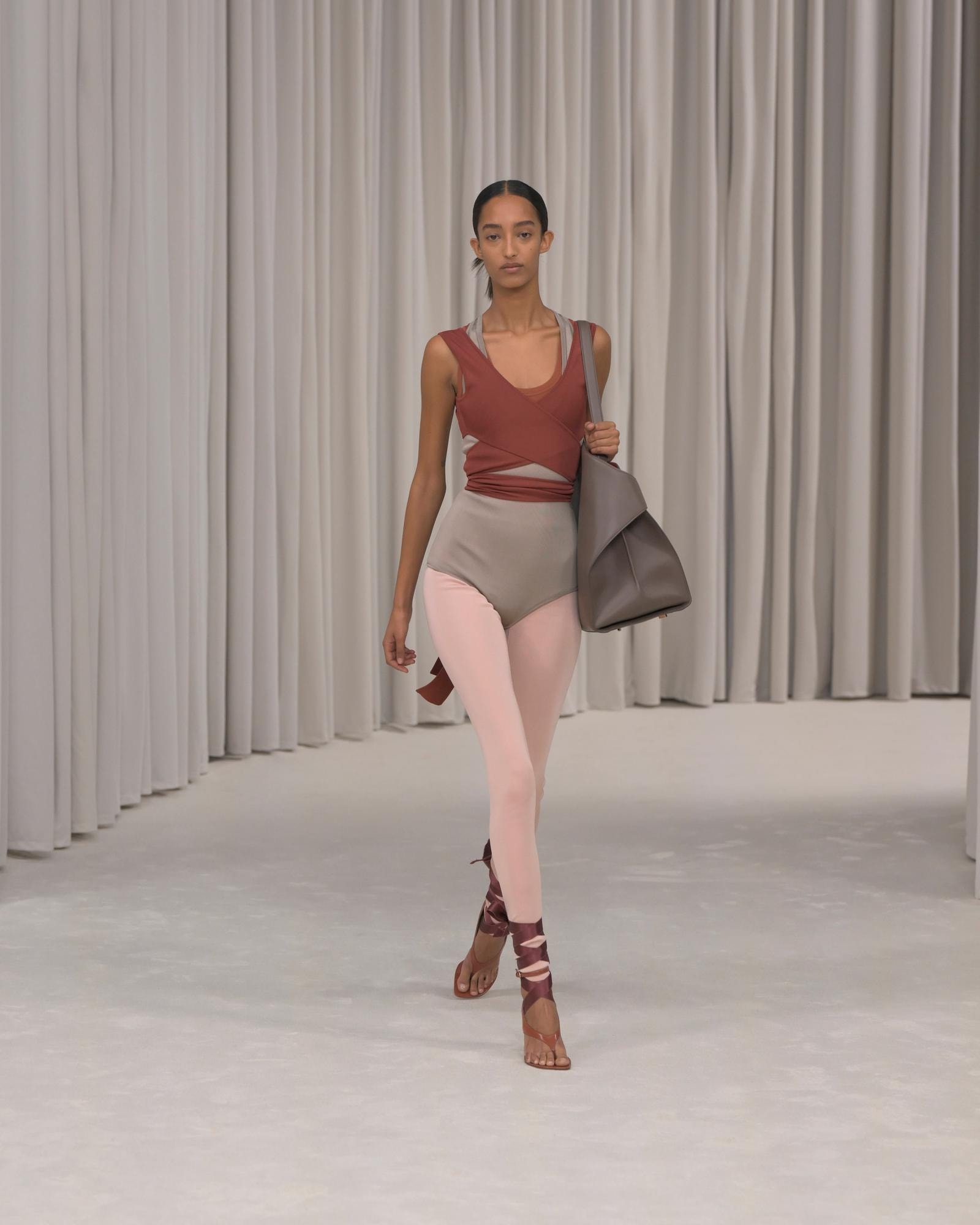 Un look Ferragamo spring-summer 2025 (Francesc Ten/MFF)