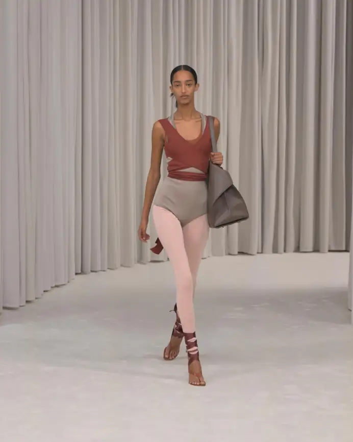 Un look Ferragamo spring-summer 2025 (Francesc Ten/MFF)
