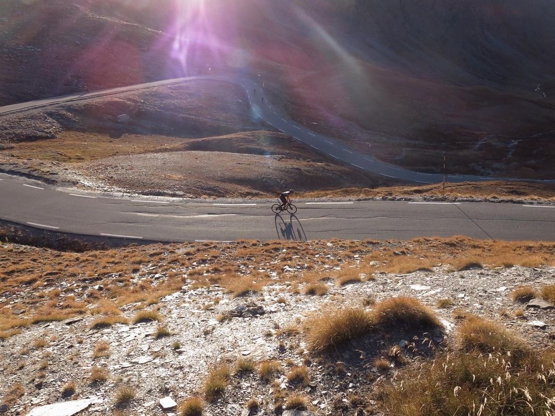 Tornanti e poesia: i migliori itinerari da fare in bici