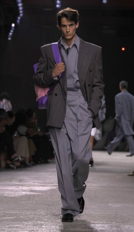 Un look Bottega Veneta spring-summer 2025 (ph Francesc Ten/MFF)