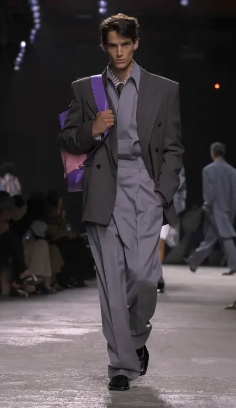 Un look Bottega Veneta spring-summer 2025 (ph Francesc Ten/MFF)