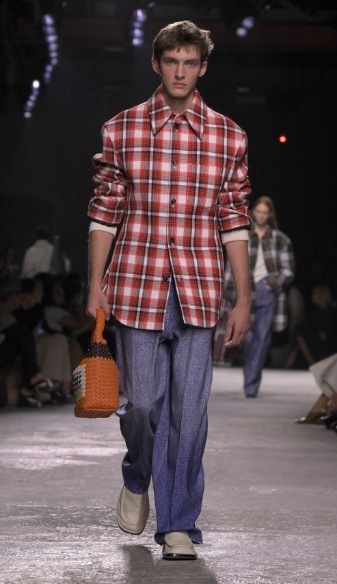 Un look Bottega Veneta spring-summer 2025 (ph Francesc Ten/MFF)