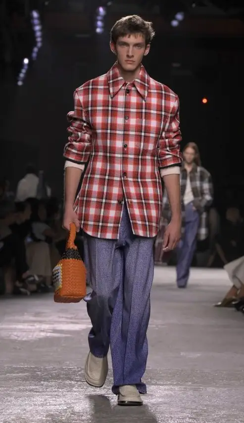 Un look Bottega Veneta spring-summer 2025 (ph Francesc Ten/MFF)