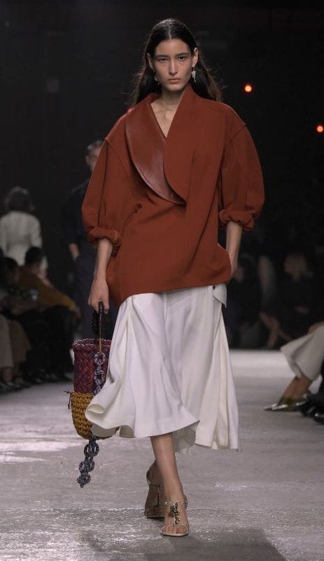 Un look Bottega Veneta spring-summer 2025 (ph Francesc Ten/MFF)