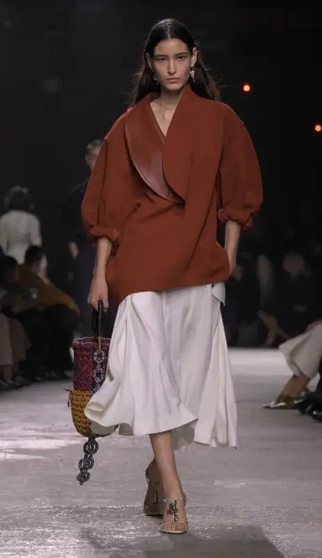 Un look Bottega Veneta spring-summer 2025 (ph Francesc Ten/MFF)