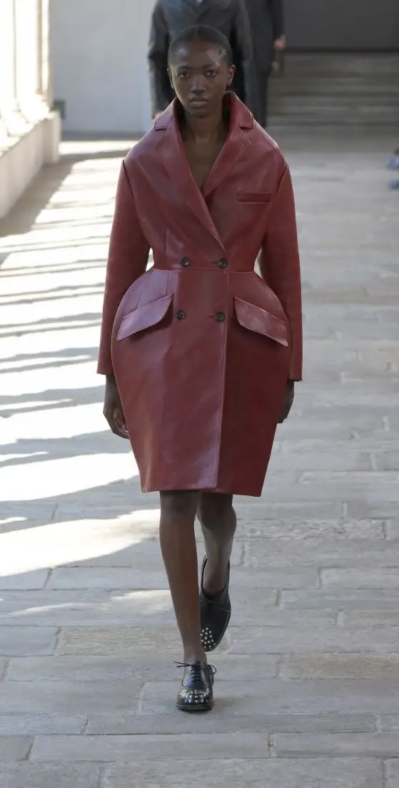 Un look Bally spring-summer 2025 (ph Francesc Ten/MFF)