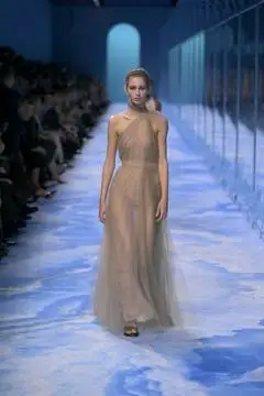 Un look Dior spring-summer 2025 (ph Francesc Ten/MFF)
