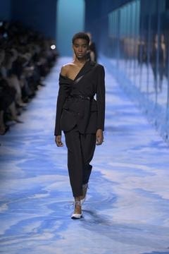 Un look Dior spring-summer 2025 (ph Francesc Ten/MFF)