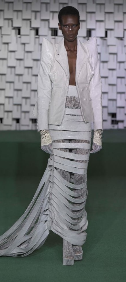 Un look spring-summer 2025 di Luis de Javier (ph Francesc Ten/MFF)