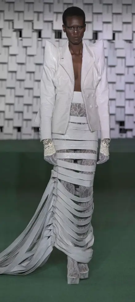 Un look spring-summer 2025 di Luis de Javier (ph Francesc Ten/MFF)