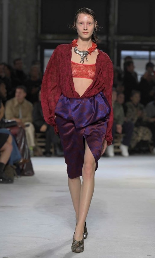 Un look Dries Van Noten spring-summer 2025 (ph Francesc Ten/MFF)