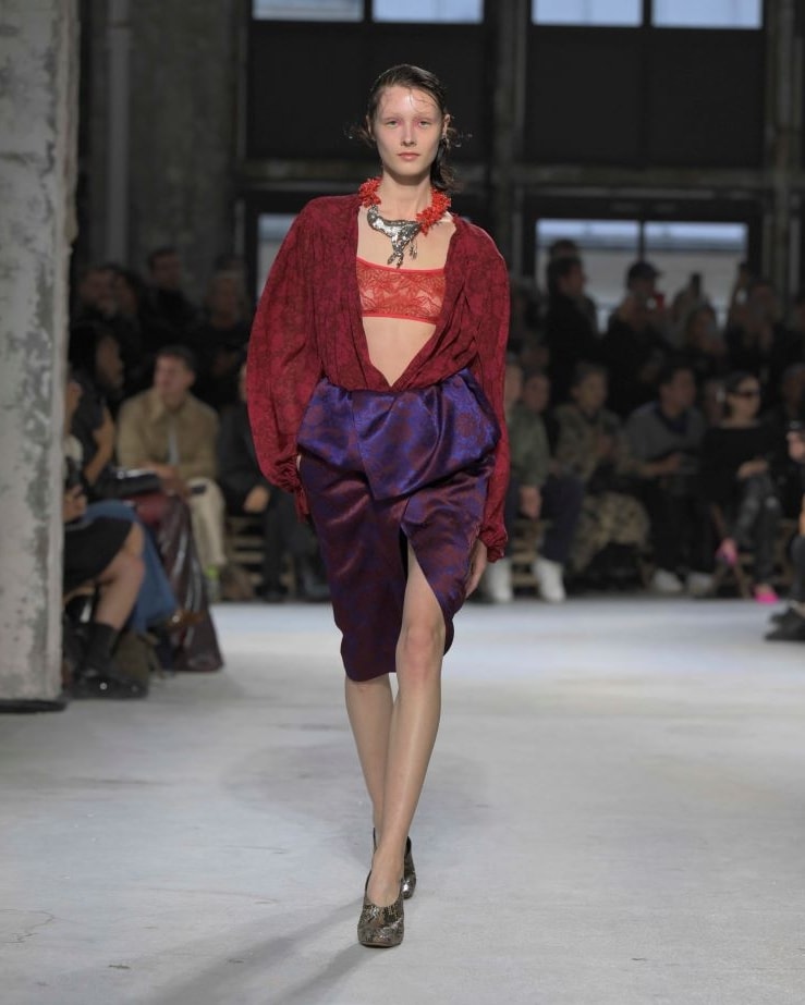 Un look Dries Van Noten spring-summer 2025 (ph Francesc Ten/MFF)
