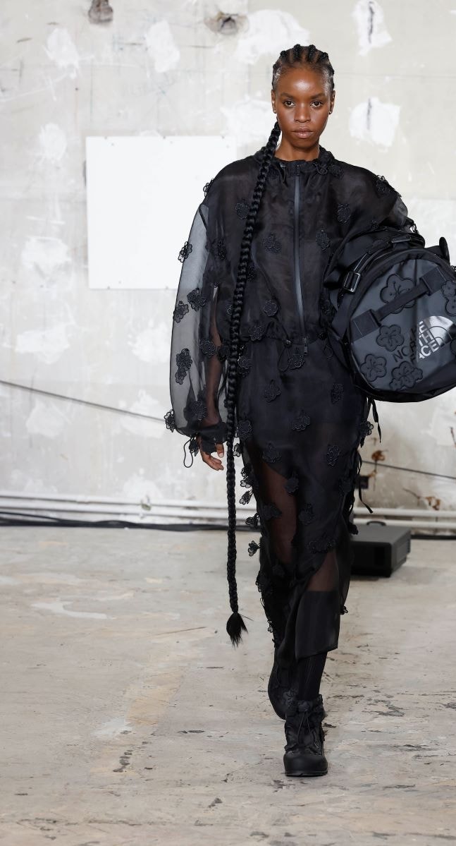 Un look Cecilie Bahnsen spring-summer 2025 (ph Francesc Ten/MFF)